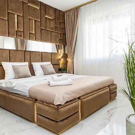 Fashion Stay-Valentino Apartment - By Openhouse Giroc Luaran gambar